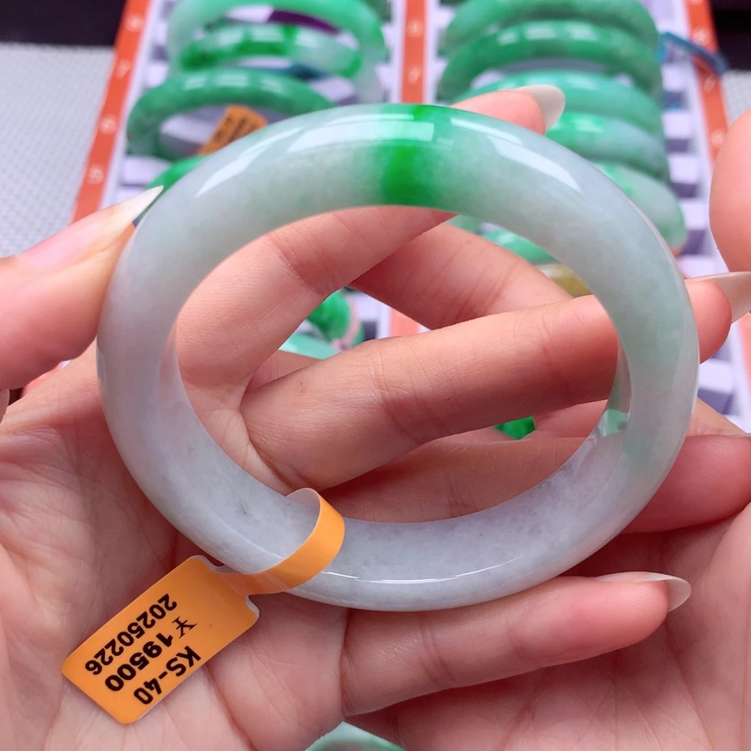 翡翠手镯未镶嵌翡翠