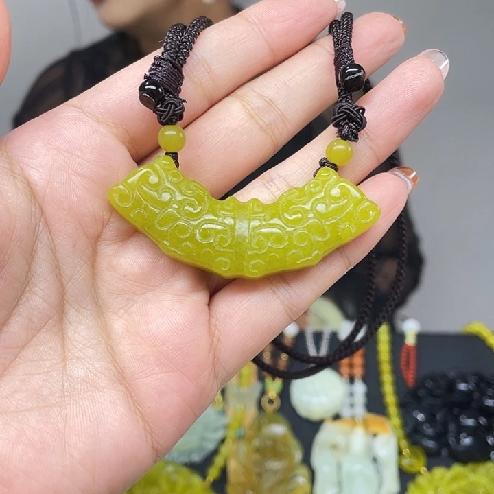 未镶嵌蛇纹石玉颈饰