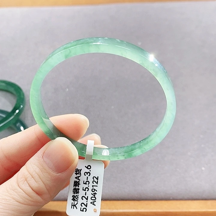 翡翠未镶嵌手镯（圆镯）