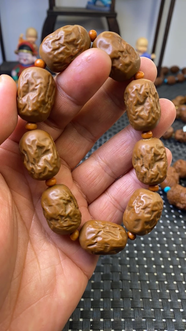 大枣雕刻手串黄金树上黄金核雕刻手串不是橄榄核雕刻手串黄金核