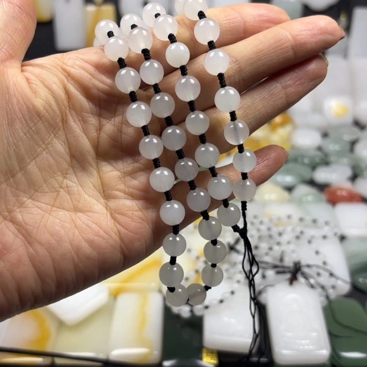 朱***大石英质玉（金丝玉）未镶嵌颈饰