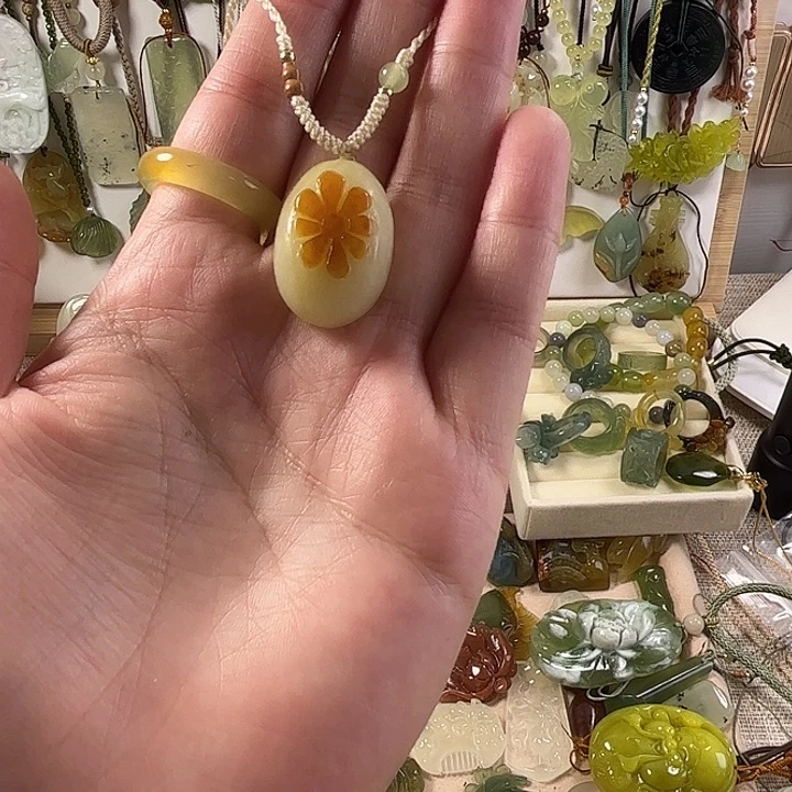 如***旅蛇纹石玉未镶嵌颈饰