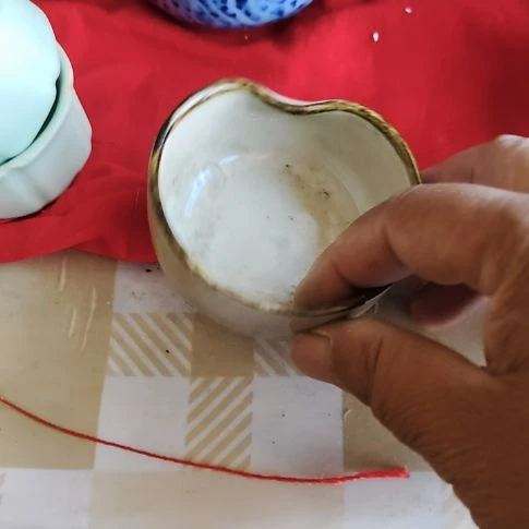 瓷片瓷片，各种摆件，均有瑕疵。沙锅！