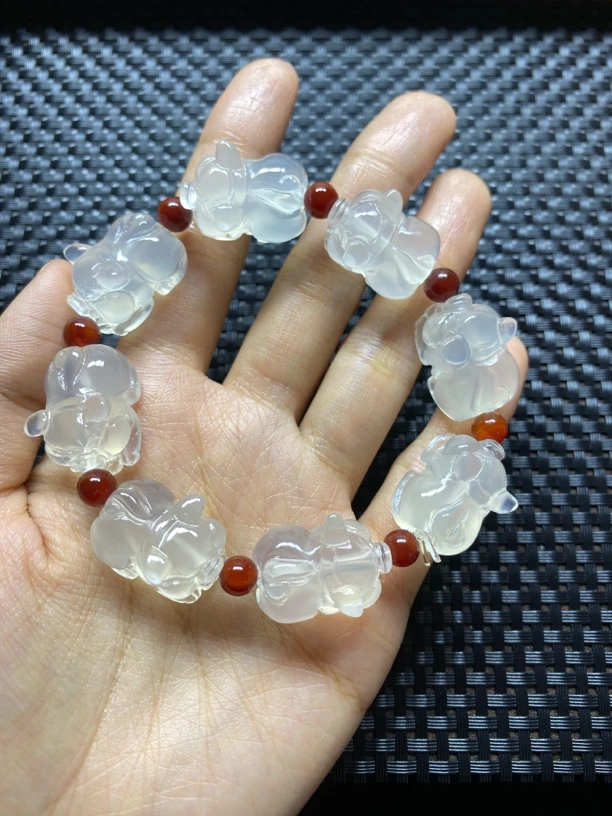 天然玛瑙 手工精雕 发财猪手串