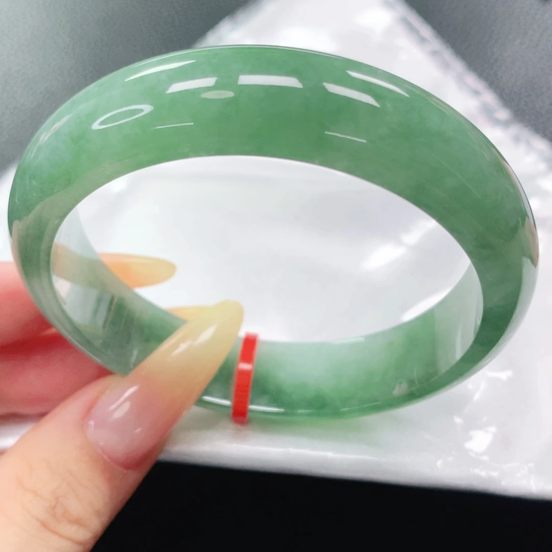 翡翠手镯未镶嵌56。