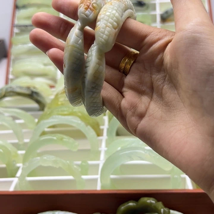 芳***桢蛇纹石玉未镶嵌手镯