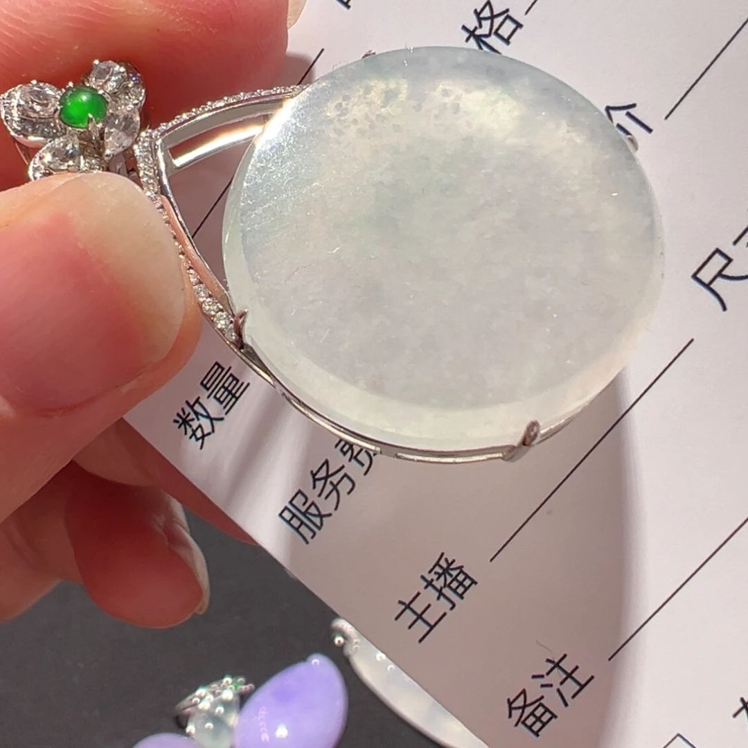 翡翠18K金镶嵌颈饰吊坠