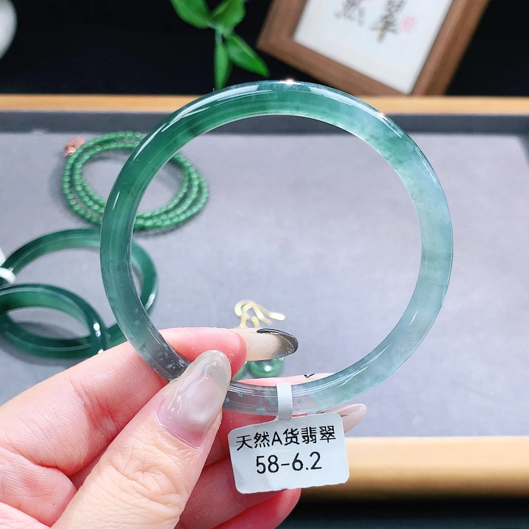 翡翠手镯（圆镯）未镶嵌