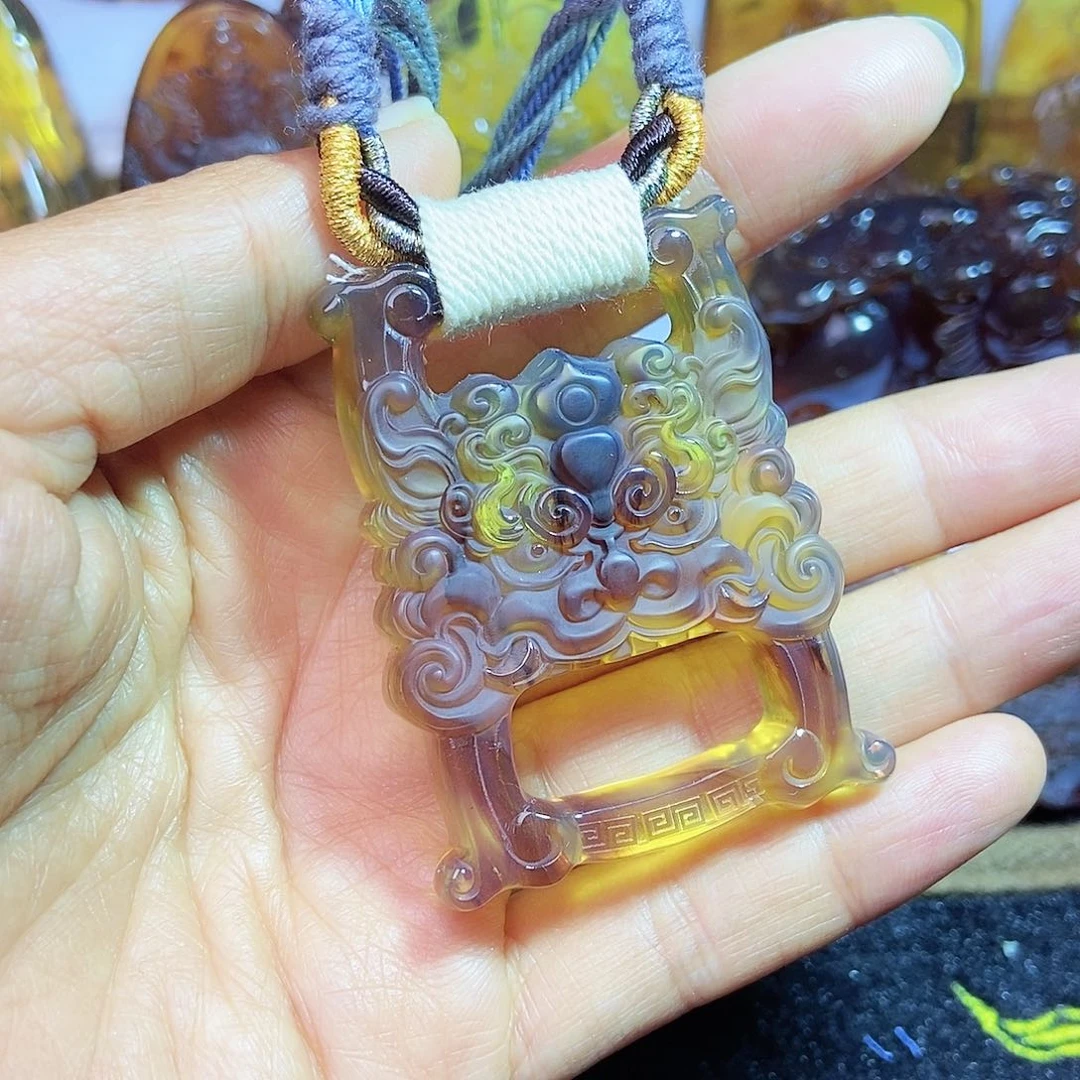 琥珀颈饰未镶嵌金书扣