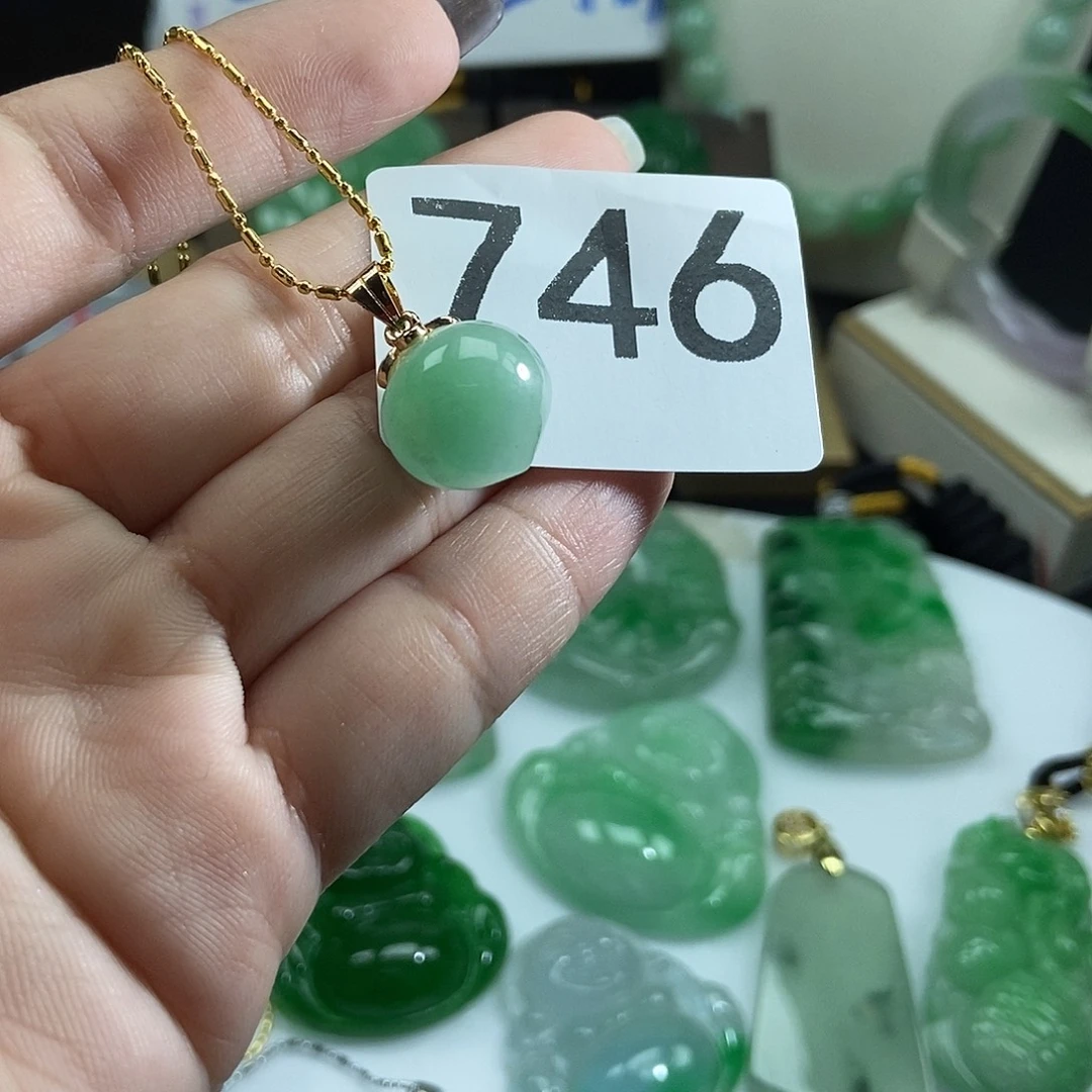 翡翠未镶嵌吊坠(赠链)