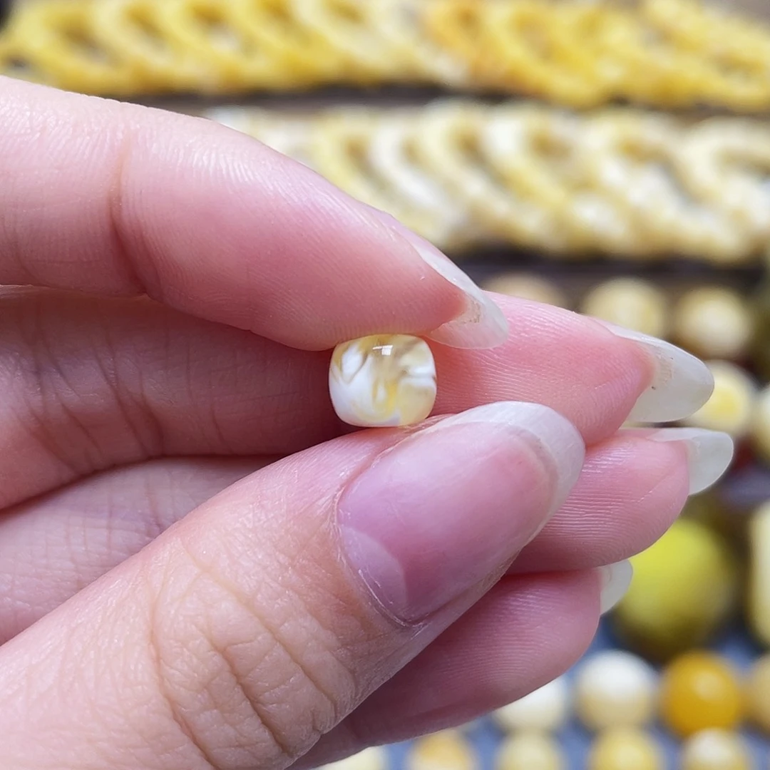 未镶嵌琥珀裸石7.5*6.4mm老型微瑕