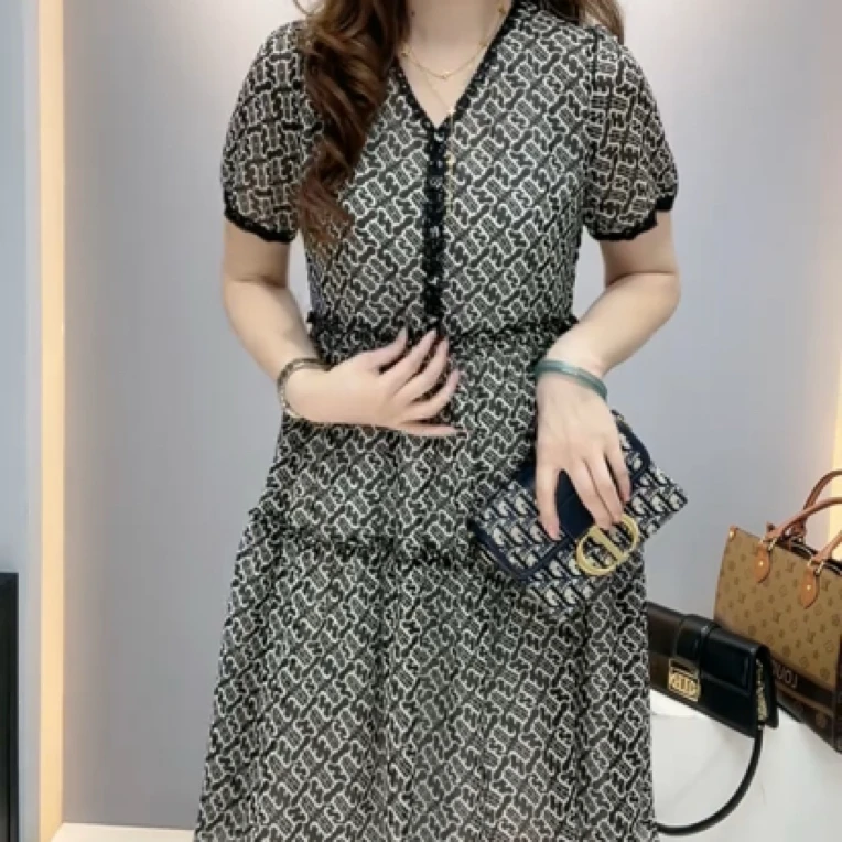 夏季宽松显瘦碎花连衣裙女时尚遮肉气质宽松版V领妈妈中长裙