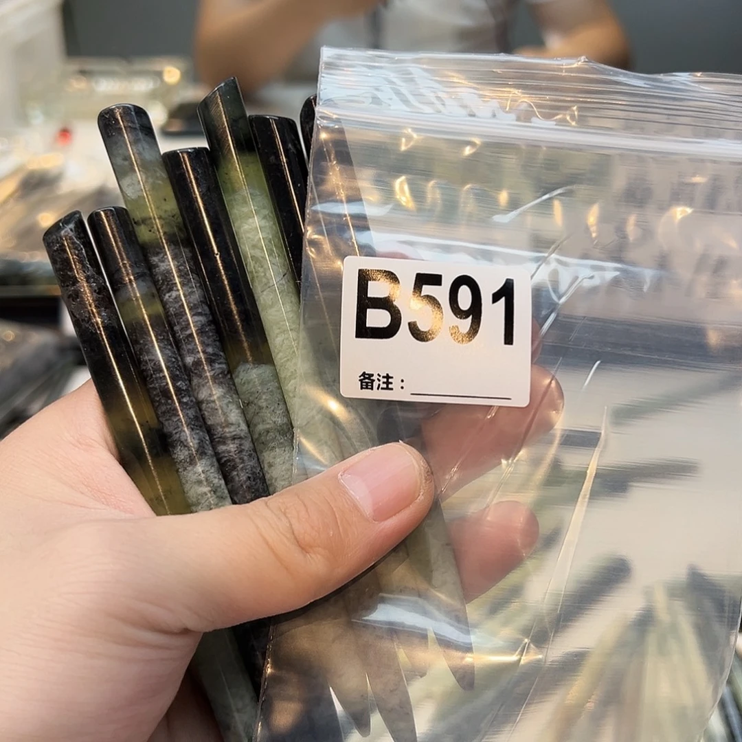 吉***猫未镶嵌蛇纹石玉发饰
