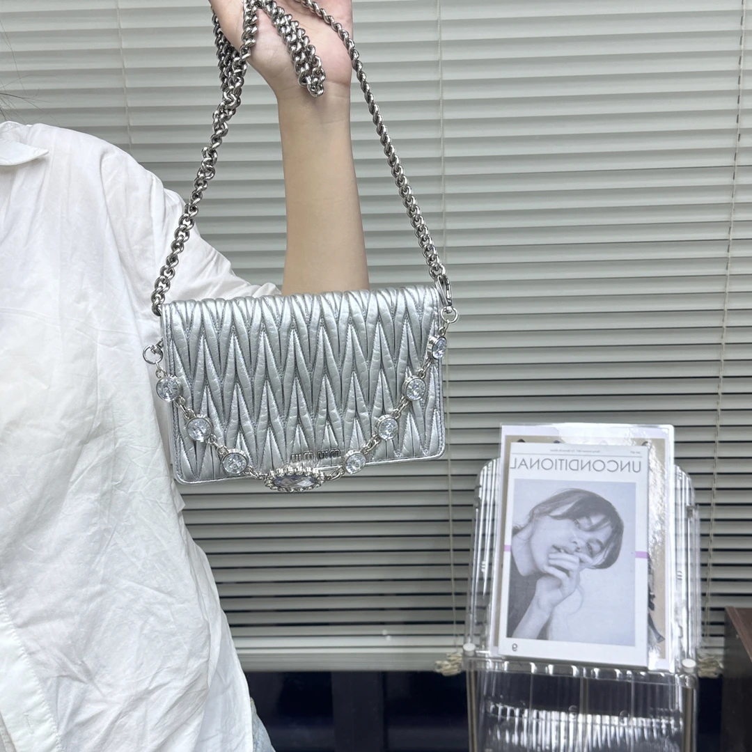95新 MIU MIU/缪缪 九成新银色褶皱链条斜挎包