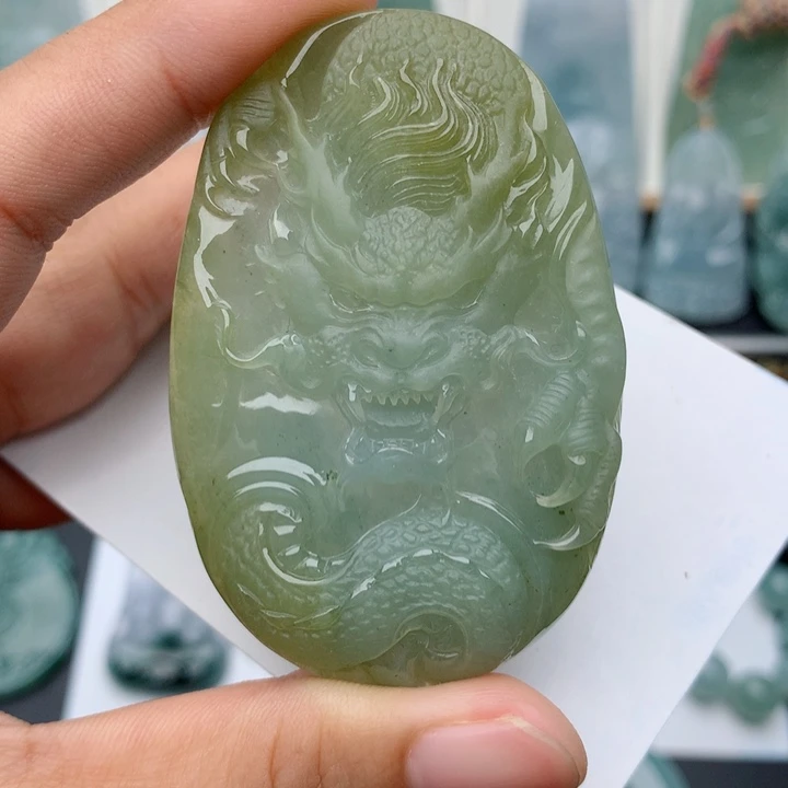 翡翠未镶嵌颈饰龙