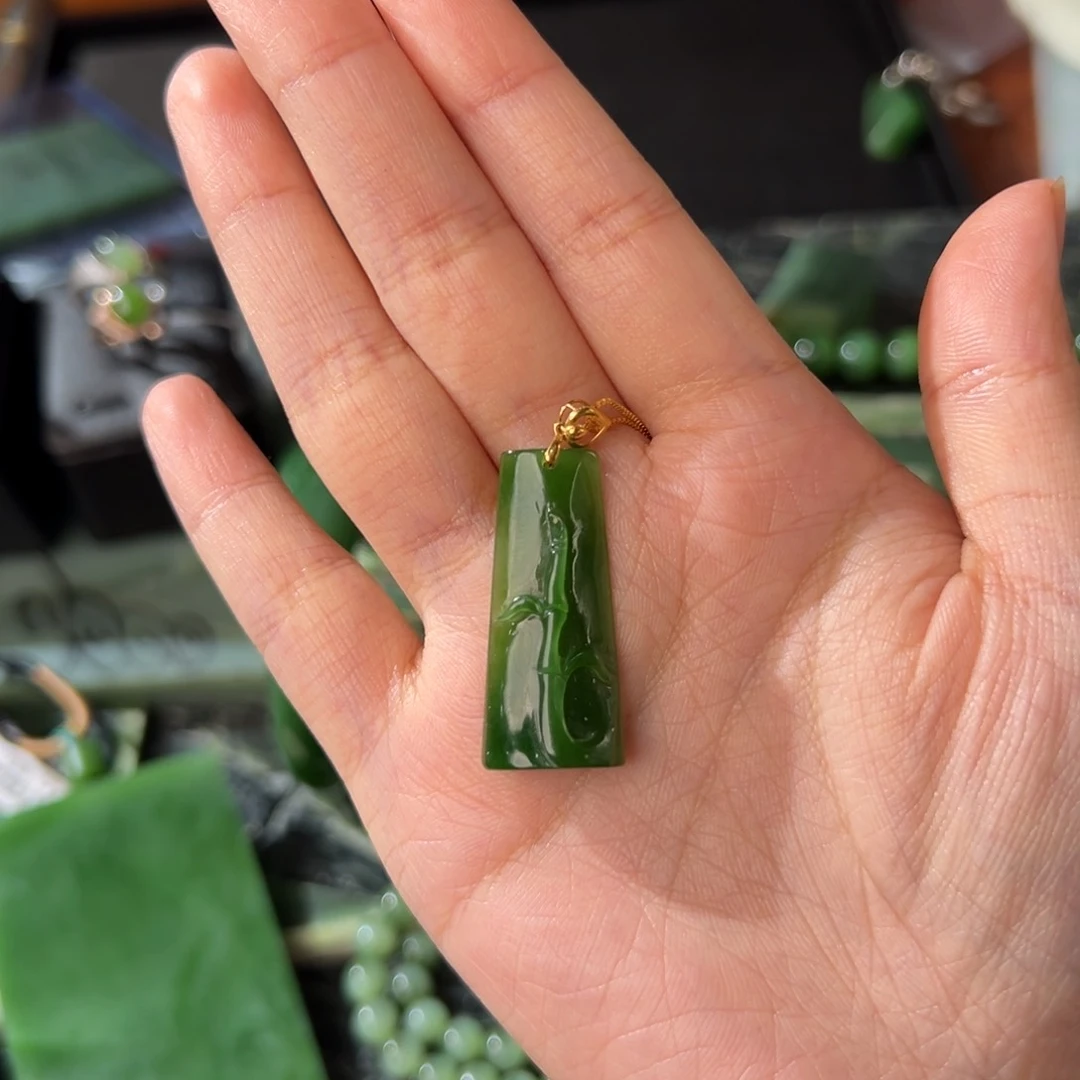 颈饰18K金镶嵌和田玉（碧玉）