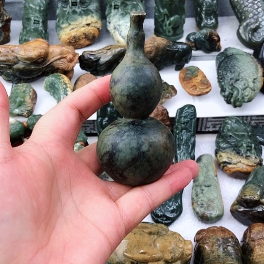 未镶嵌岫岩河磨玉（透闪石质玉）把件