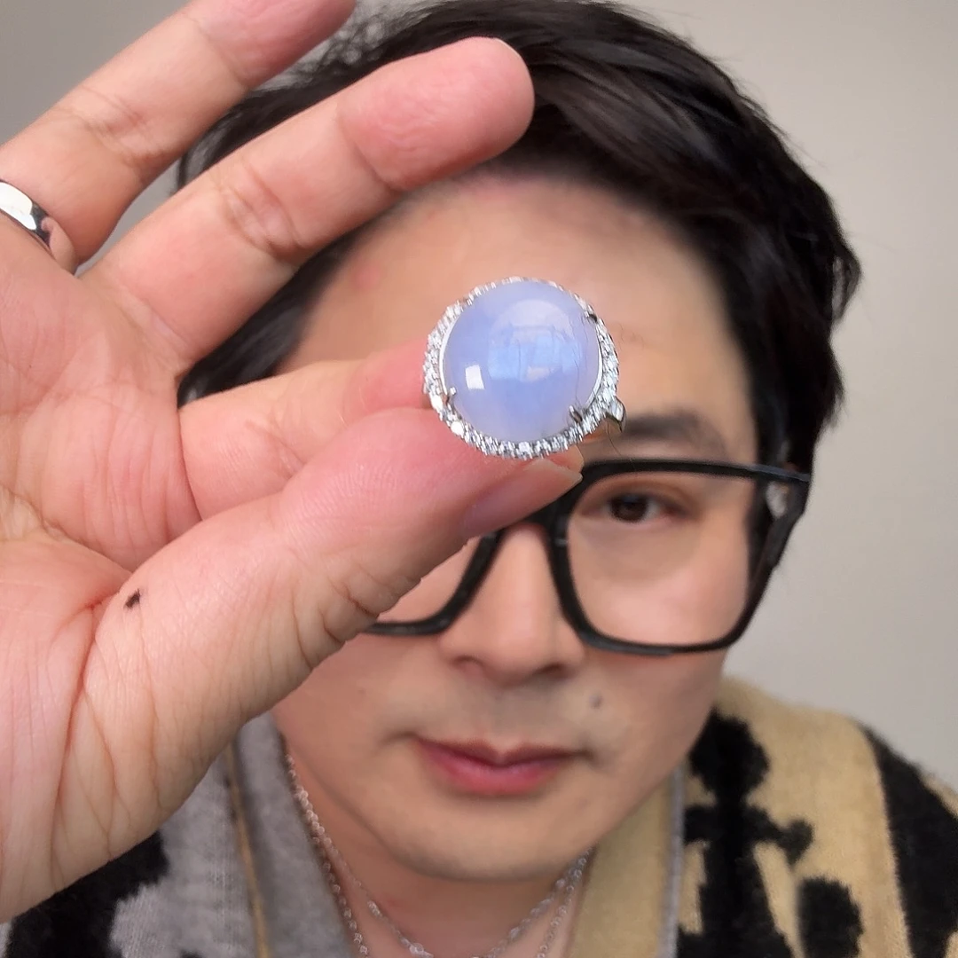 王***茹翡翠未镶嵌颈饰一件