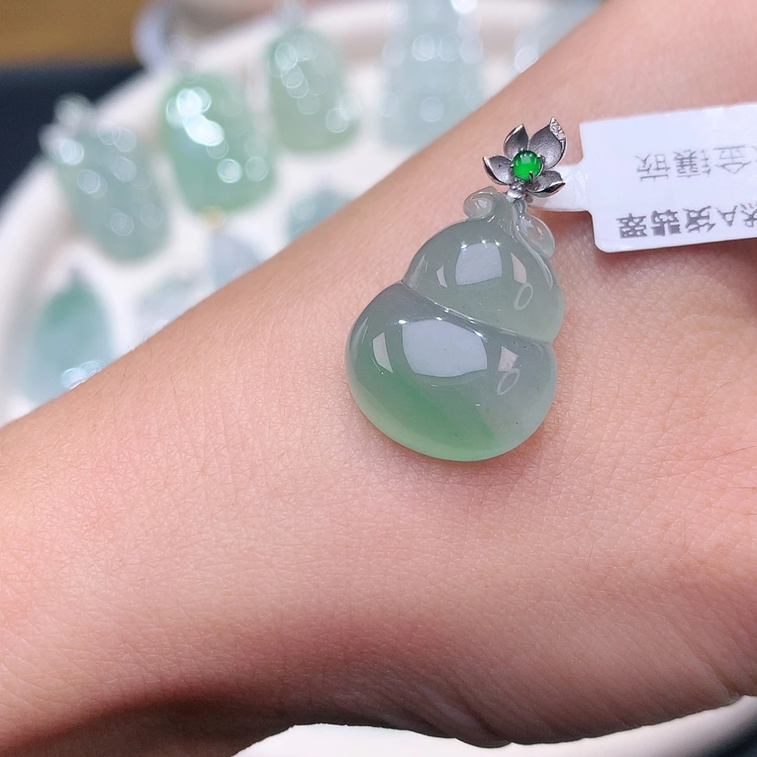 颈饰18K金镶嵌翡翠冰润飘绿葫芦