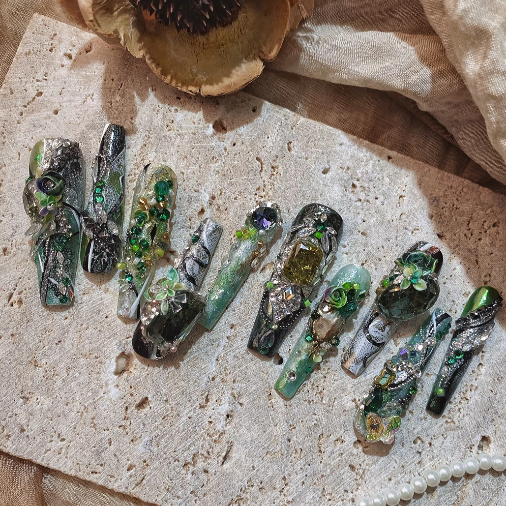 青蛇～显白高级感锆石雕花美甲穿戴甲 原创指路@薇懿 wynail（薯）