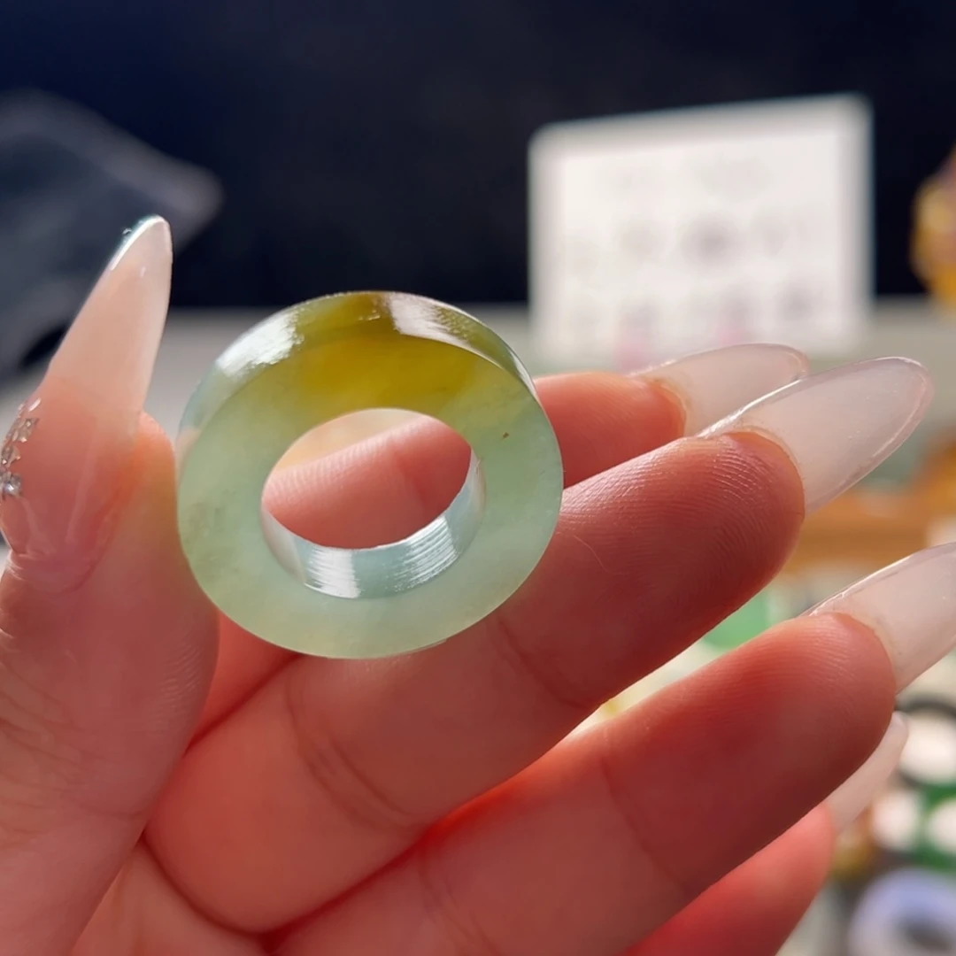 定制翡翠未镶嵌黄翡瑕疵漏