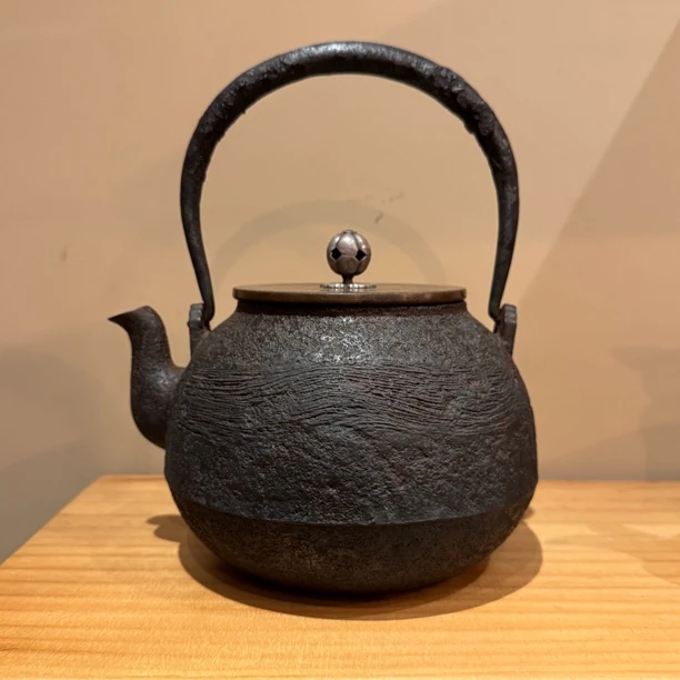 金寿堂 二代雨宫宗芳 双款 刷毛目 寶珠形 老铁壶 满水 1.4L