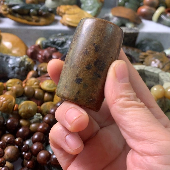 未镶嵌岫岩河磨玉（透闪石质玉）把件