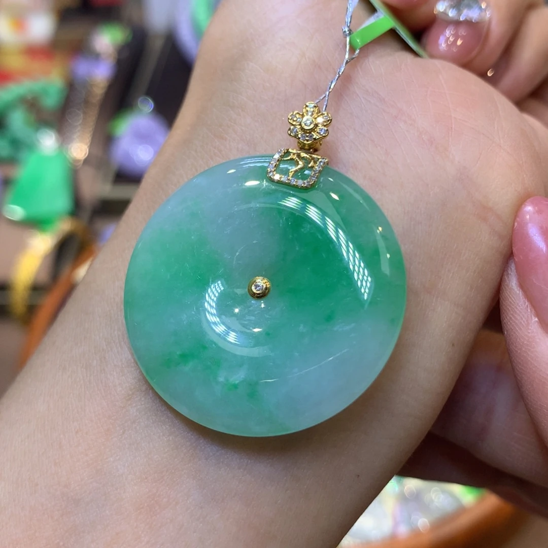 颈饰18K金镶嵌翡翠