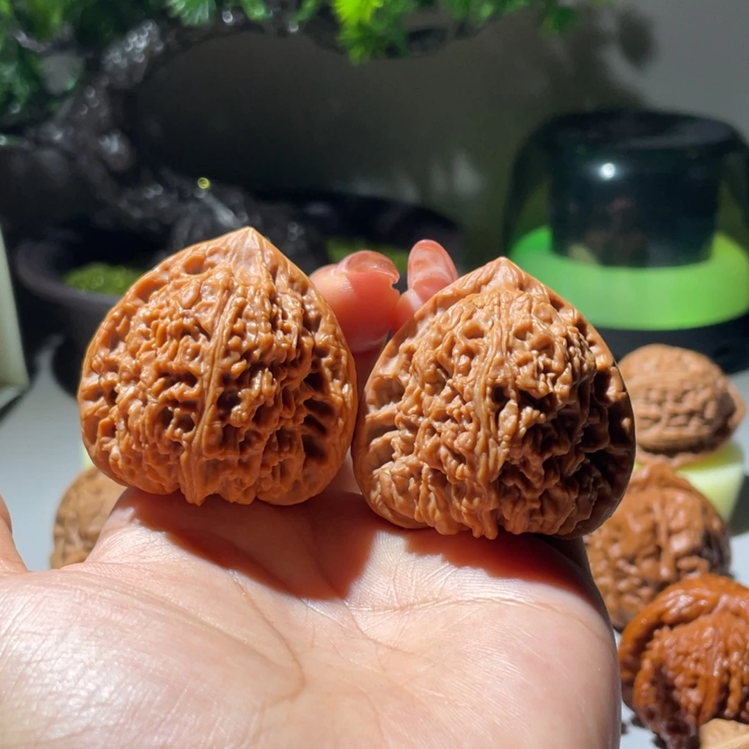 文玩核桃三角南疆石