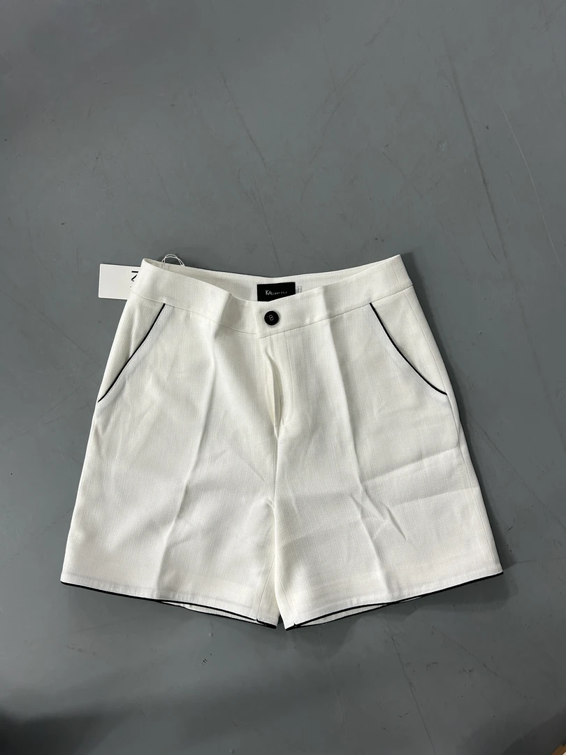 剀剀莉（夏日微风单线条）黑白两色时尚显瘦显白百搭款小香风短裤