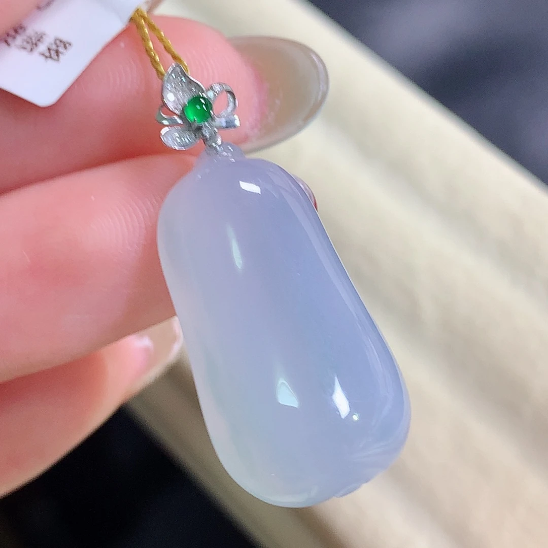 翡翠18K金镶嵌颈饰瓜