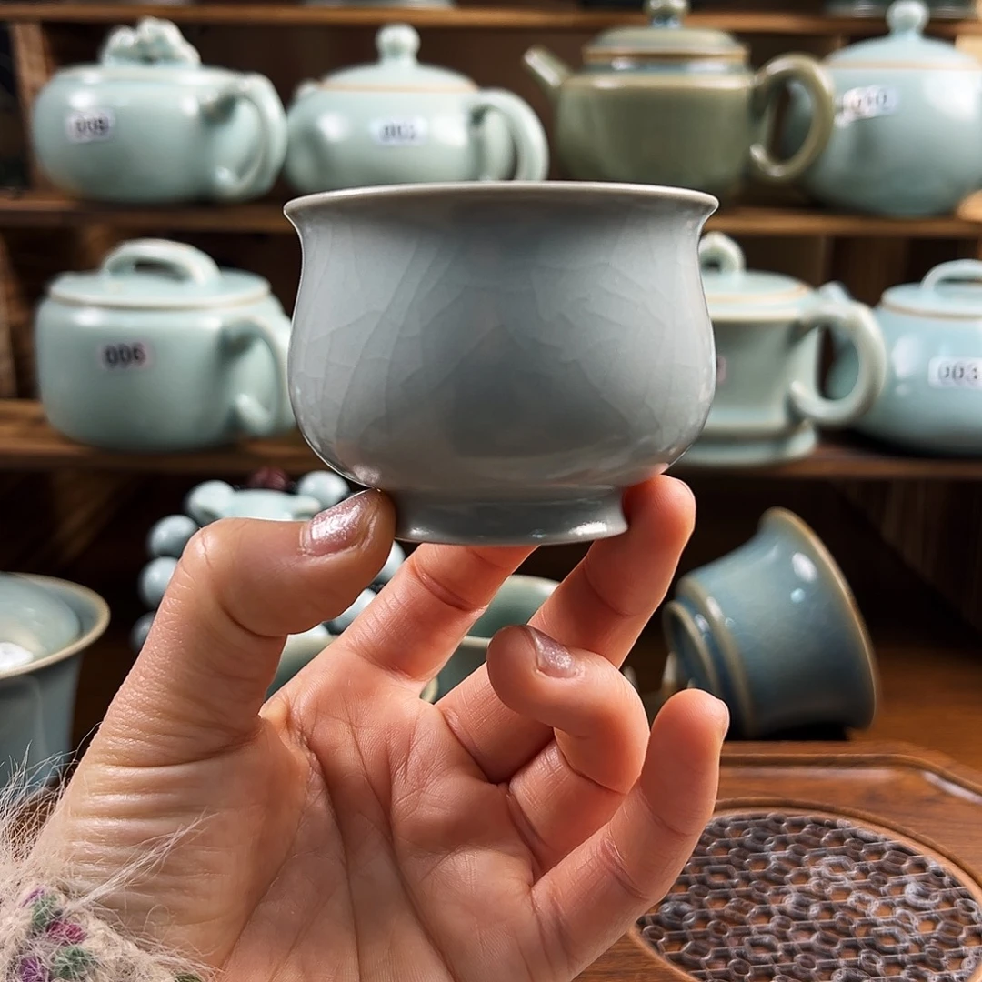 仿古月白高足玉兰杯