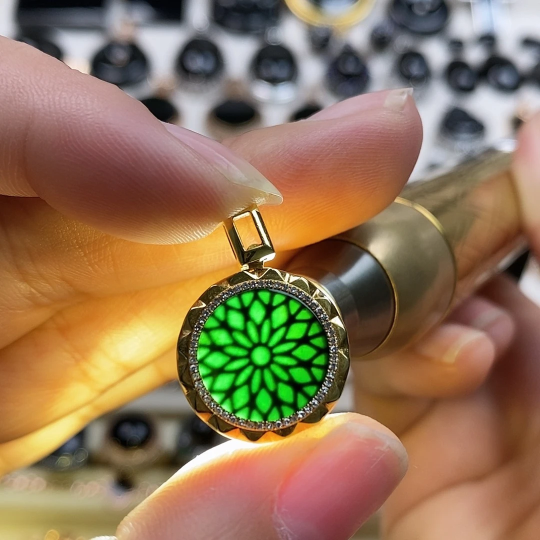 翡翠18K金镶嵌颈饰