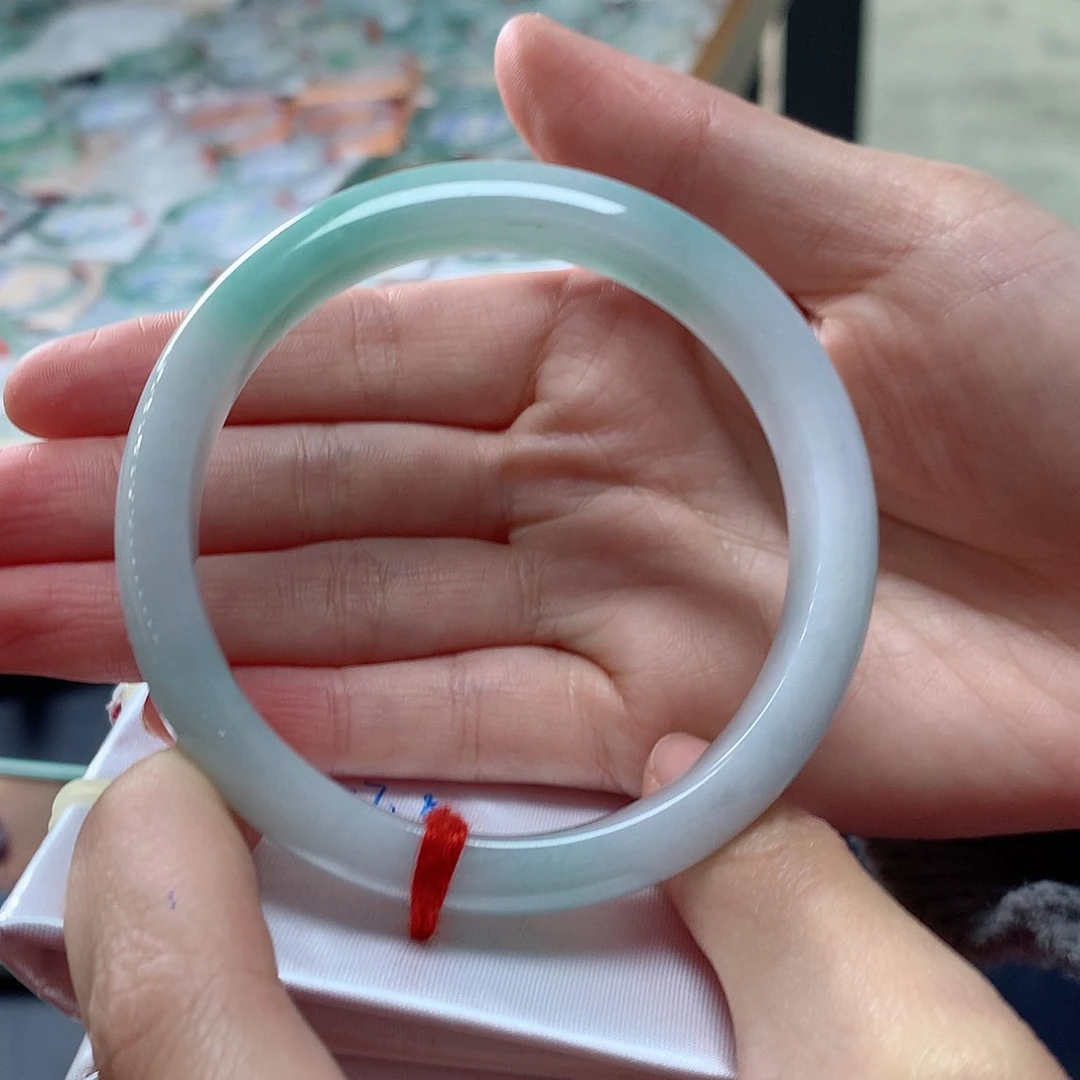 翡翠手镯未镶嵌翡翠