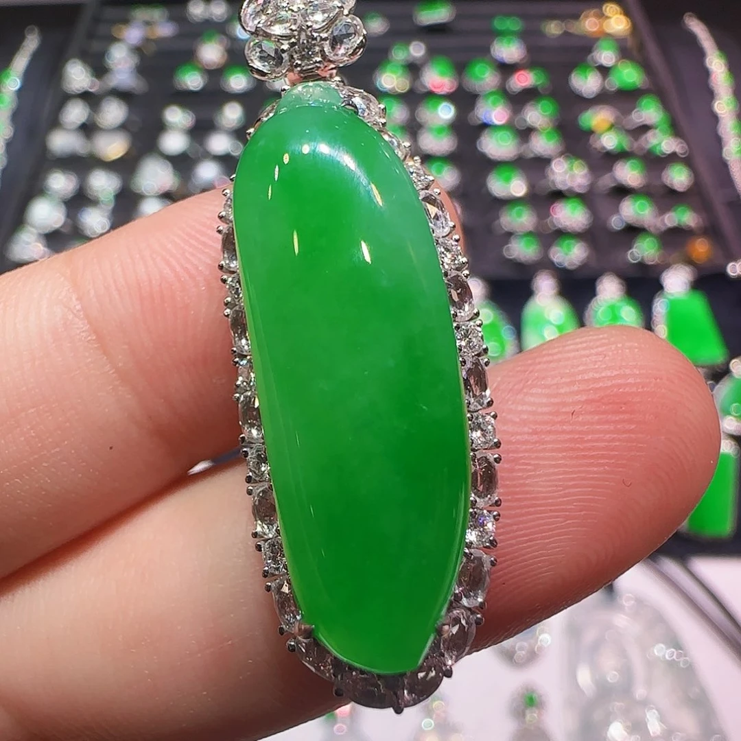 翡翠18K金镶嵌颈饰吊坠