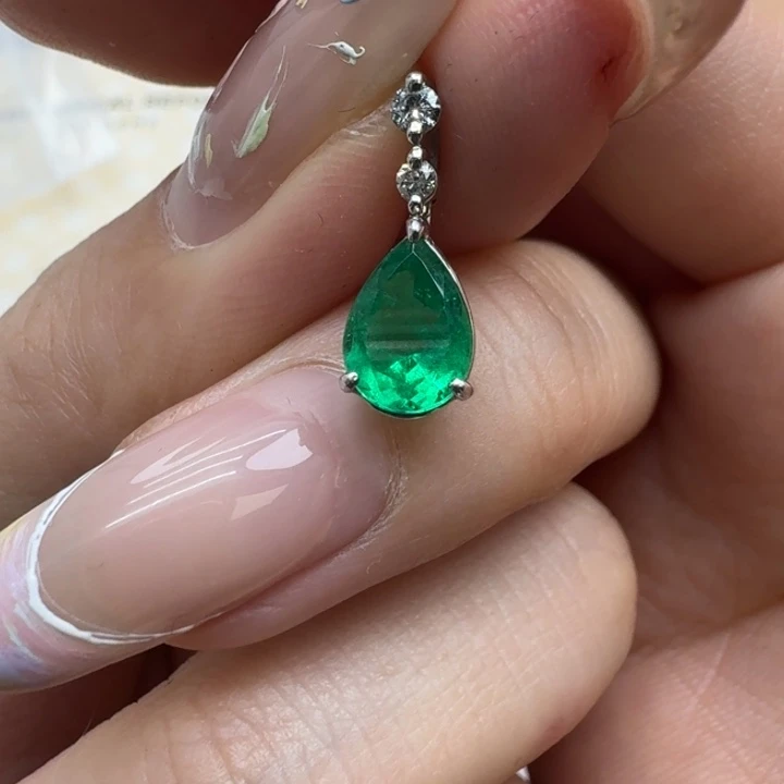 未镶嵌颈饰祖母绿