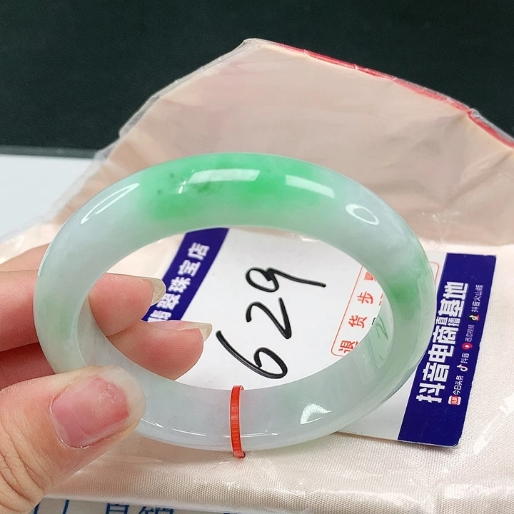 翡翠手镯未镶嵌翡翠