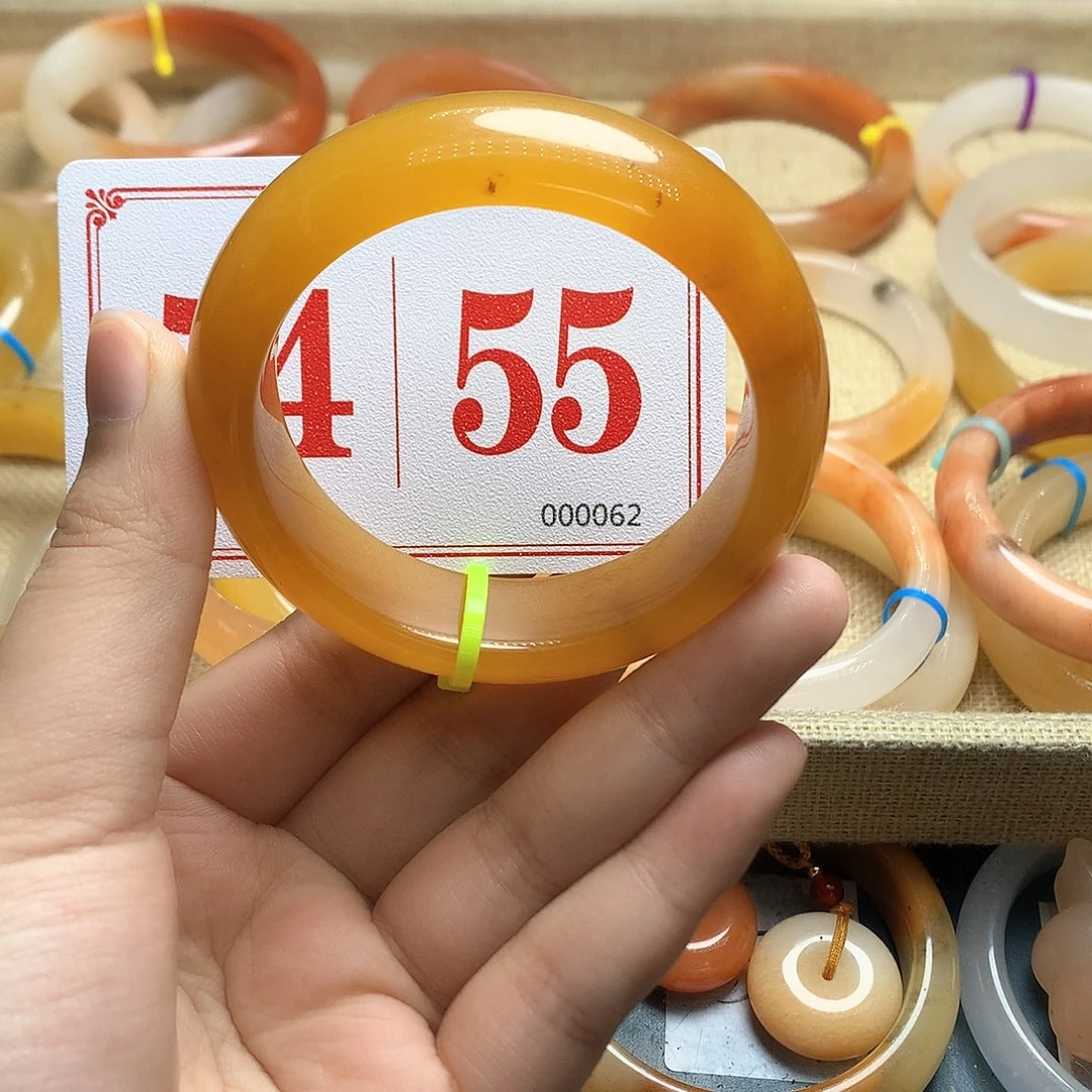 未镶嵌石英质玉（黄龙玉）手镯