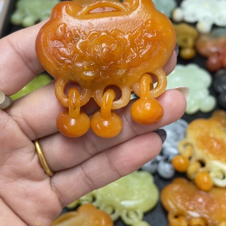 耶***撒蛇纹石玉合金颈饰
