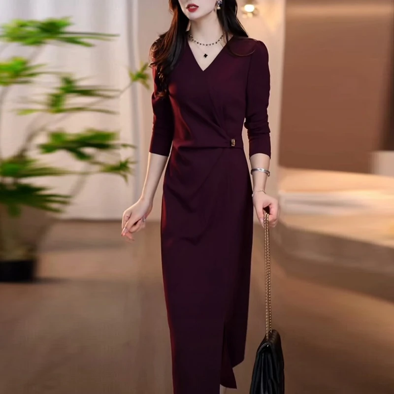 秋季新款优雅酒红色显瘦高级连衣裙女装长袖收腰修身轻奢时尚气质