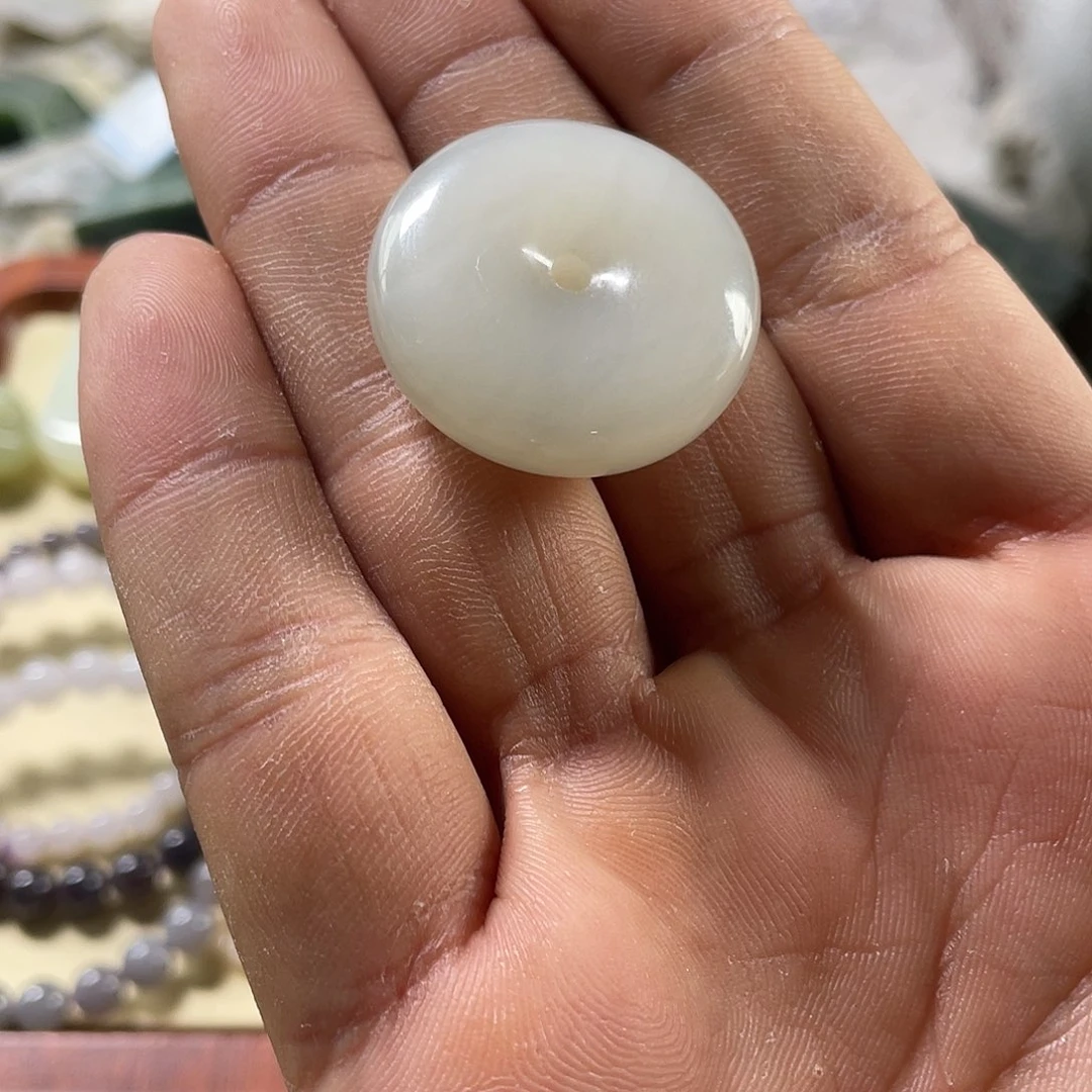 和田玉未镶嵌颈饰人***爽新疆且末白玉平安扣