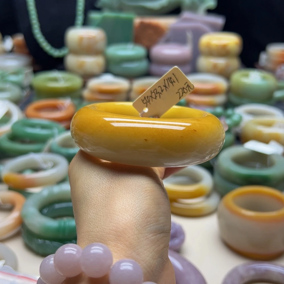 亿***家石英岩玉手镯未镶嵌