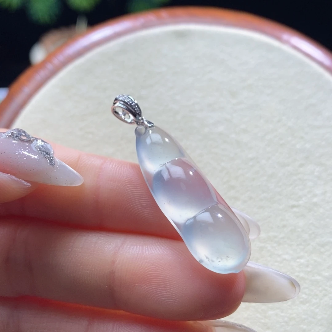 翡翠18K金镶嵌颈饰翡翠高冰豌豆吊坠