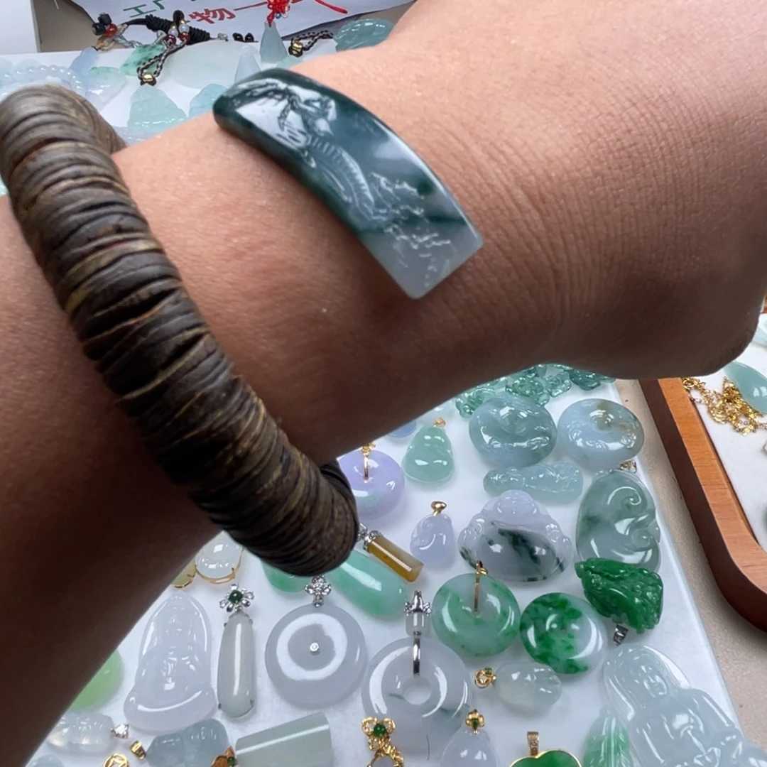 翡翠未镶嵌颈饰翡翠半山半水手牌