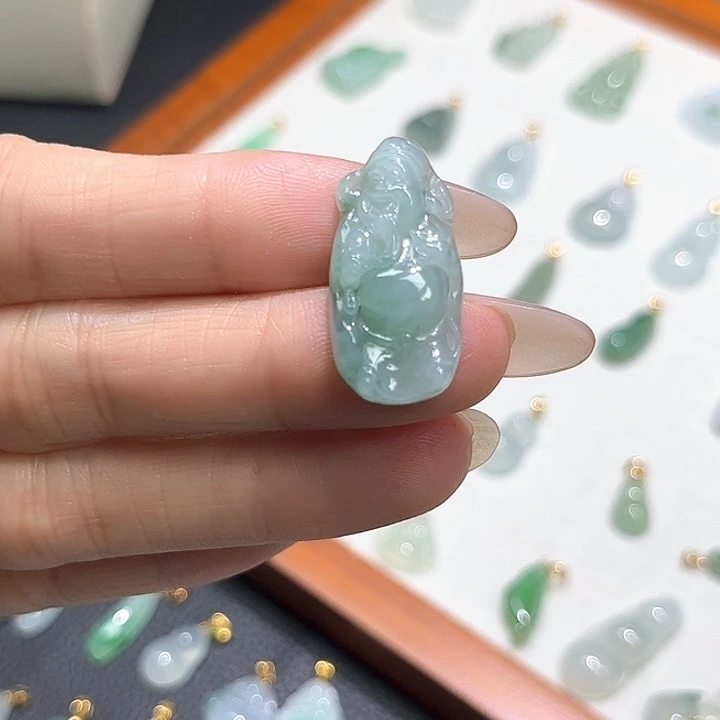 翡翠未镶嵌颈饰财神爷