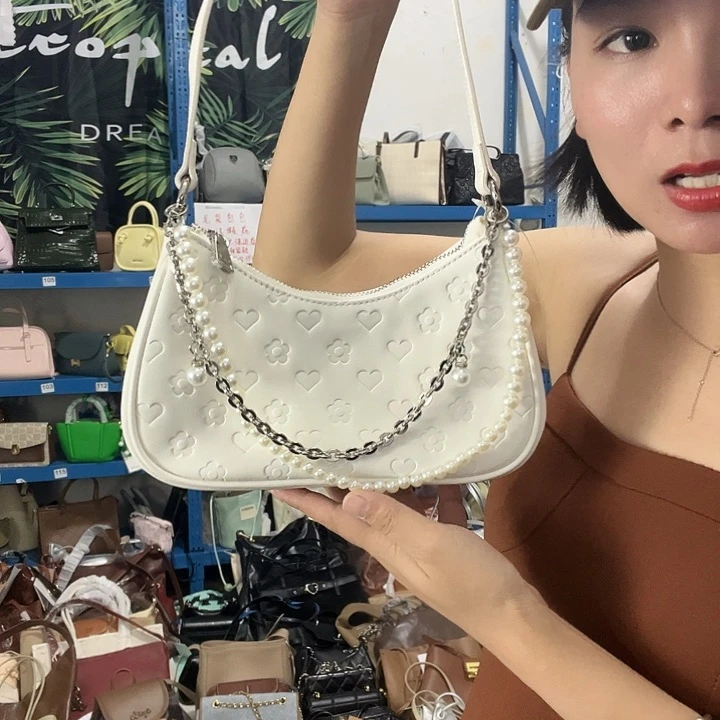 只能腋下，不能斜挎