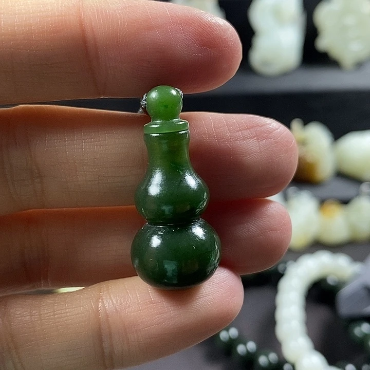 和田玉未镶嵌颈饰香水瓶