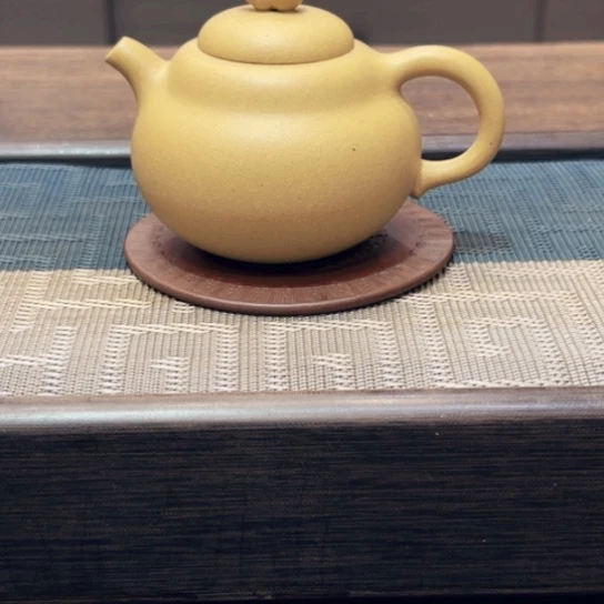 茶壶紫砂黄龙山原矿本绿半手工（150 cc）