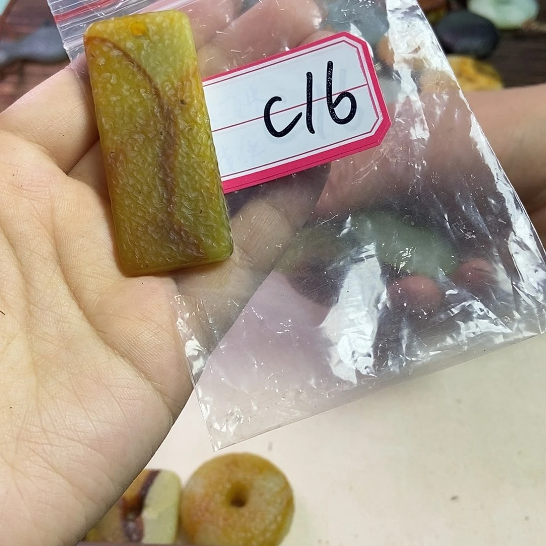 蛇纹石玉手链未镶嵌互*。