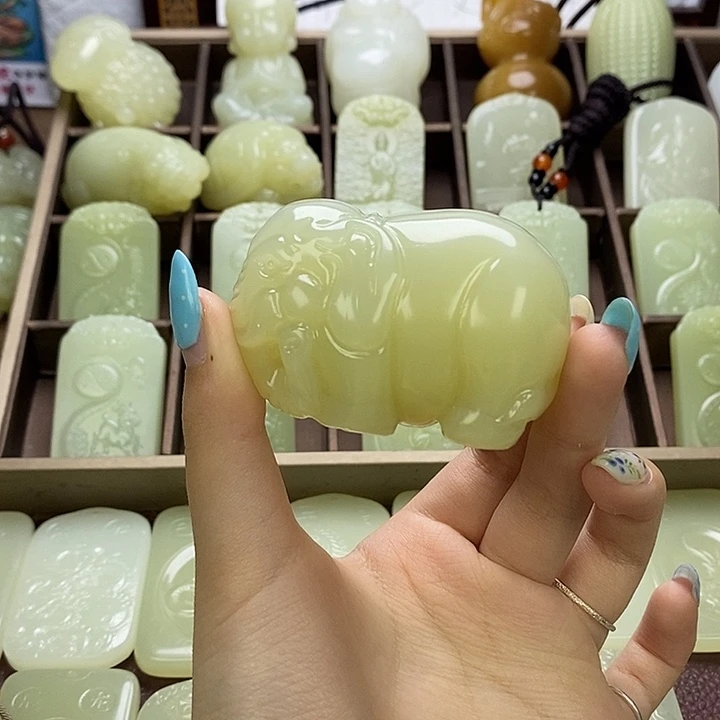 昆仑石大象手把件